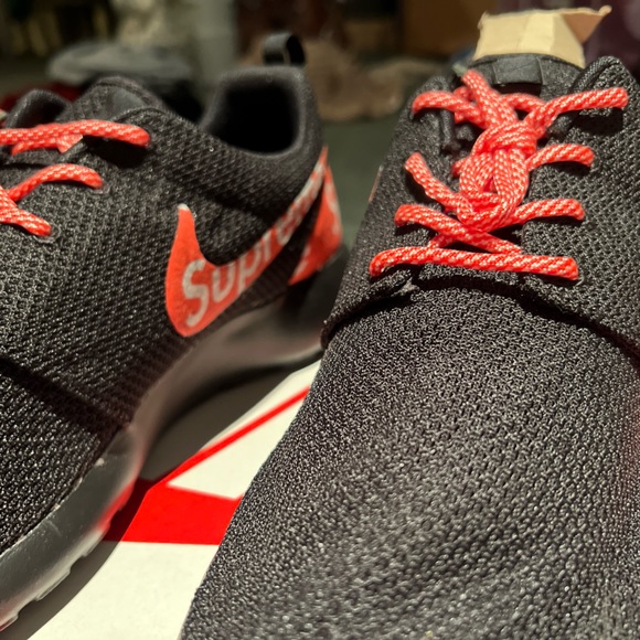 NIB CUSTOM MADE NIKE BLACK & RED ROSHE ONE SUPREME - Picture 8 of 11